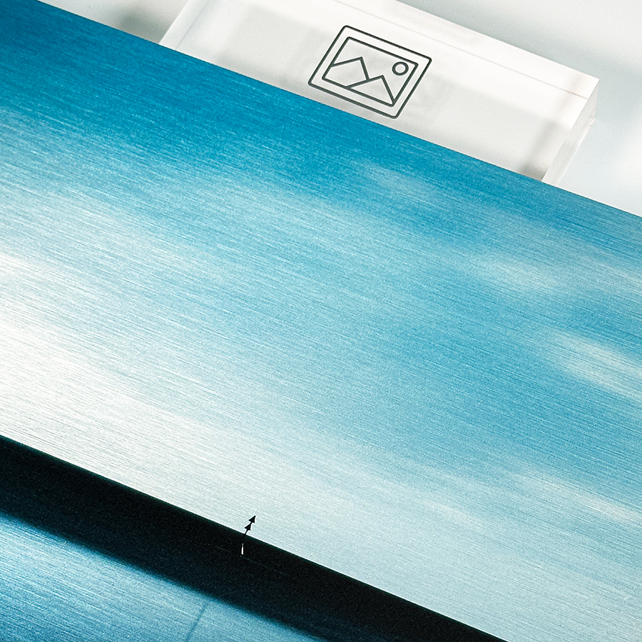Alu-Dibond Butler Finish – fein gebürstete, silbern schimmernde Oberfläche